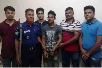 বাগেরহাটে ১৩ মামলার পলাতক আসামি গ্রেফতার