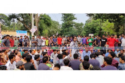 রাবি শিক্ষার্থীর ওপর হামলার প্রতিবাদে আন্দোলন অব্যাহত, গ্রেফতার ৩