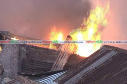 হকার্স মার্কেটে ভয়াবহ আগুন; পুড়ে গেছে ৪০ দোকান