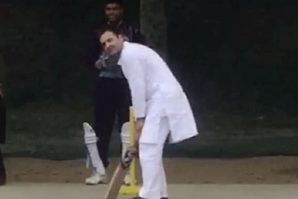 এবার ব্যাট হাতে ক্রিকেট খেলায় রাহুল গান্ধী!