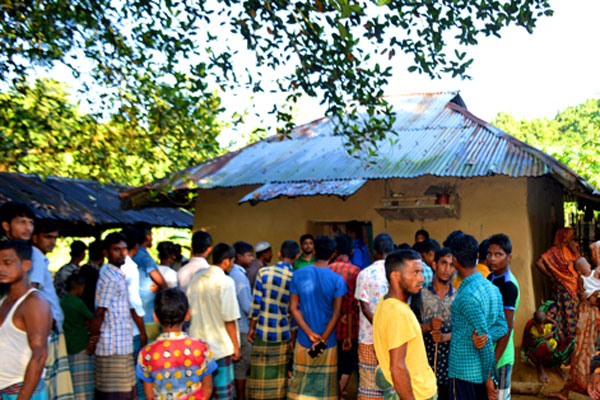 ৬ সন্তানের জননীকে গলাকেটে হত্যা