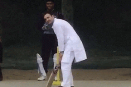এবার ব্যাট হাতে ক্রিকেট খেলায় রাহুল গান্ধী!