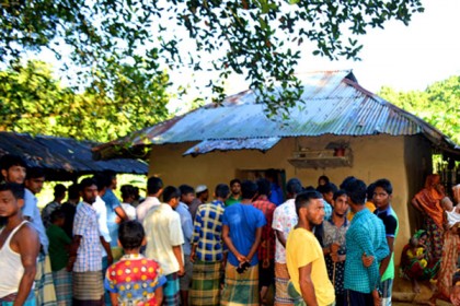 ৬ সন্তানের জননীকে গলাকেটে হত্যা