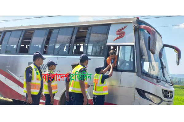 মদ্যপ চালকদের শনাক্ত করতে রাস্তায় হাইওয়ে পুলিশ