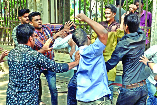 মধুর ক্যান্টিন থেকে ছাত্রদলকে পিটিয়ে বের করে দিল ছাত্রলীগ