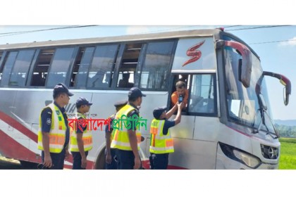 মদ্যপ চালকদের শনাক্ত করতে রাস্তায় হাইওয়ে পুলিশ