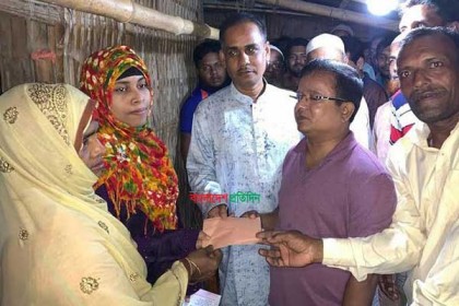 চাঁপাইনবাবগঞ্জের মেধাবী ছাত্রী খাদিজার পড়ালেখার দায়িত্ব নিলেন স্থানীয় এমপি 