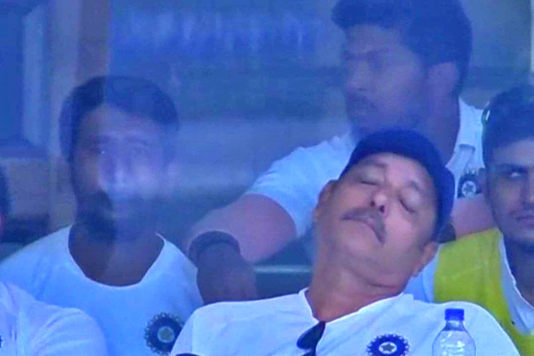 মাঠে চলছে গুরুত্বপূর্ণ ম্যাচ, প্যাভিলিয়নে ঘুমে বিভোর শাস্ত্রী