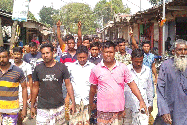 শ্যালক-দুলাভাইকে আটক রেখে মারধরের প্রতিবাদে এলাকাবাসীর বিক্ষোভ 