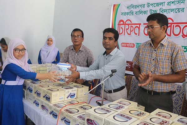 নাসিরনগরে মিড ডে মিলের টিফিন বক্স বিতরণ
