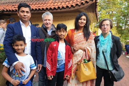 বার্লিনে শুভ কঠিন চীবর দান