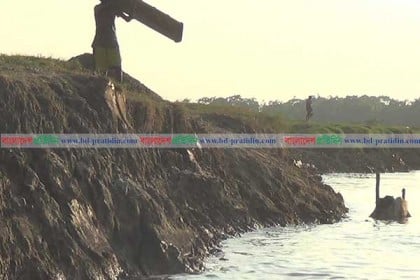 অবৈধ বালু উত্তোলনে হুমকির মুখে বিরিশিরি শহর রক্ষা বাঁধ