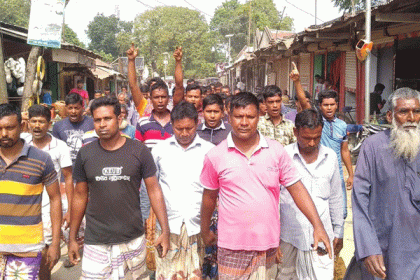 শ্যালক-দুলাভাইকে আটক রেখে মারধরের প্রতিবাদে এলাকাবাসীর বিক্ষোভ 