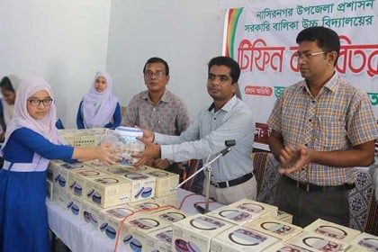 নাসিরনগরে মিড ডে মিলের টিফিন বক্স বিতরণ