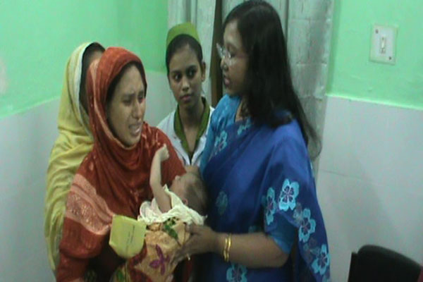 মায়ের কোলে ফিরে গেলো সেই মোনালিসা
