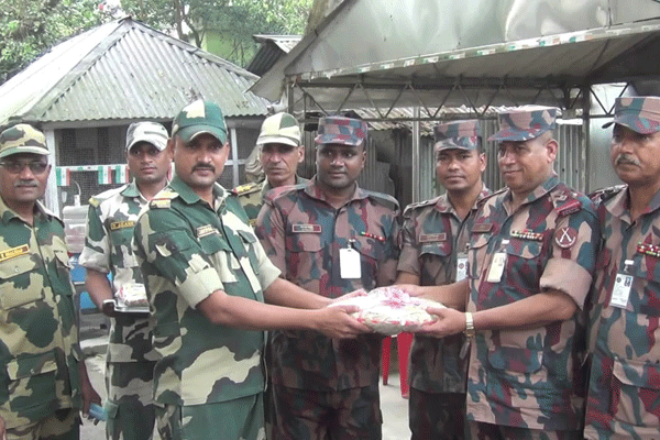 বিএসএফকে মিষ্টি দিয়ে শুভেচ্ছা বিজিবির

