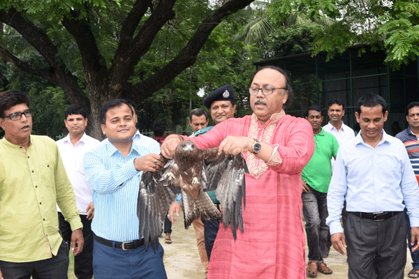 খাঁচা থেকে পাখি অবমুক্ত করলেন রাসিক মেয়র 