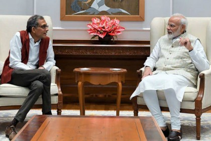 কৌতুকের ছলে নোবেলজয়ী অভিজিৎকে সাবধান করলেন মোদি
