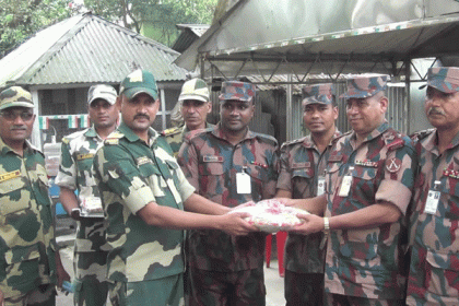 বিএসএফকে মিষ্টি দিয়ে শুভেচ্ছা বিজিবির

