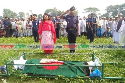 হালুয়াঘাটে মুক্তিযোদ্ধাকে রাষ্ট্রীয় মর্যাদায় দাফন