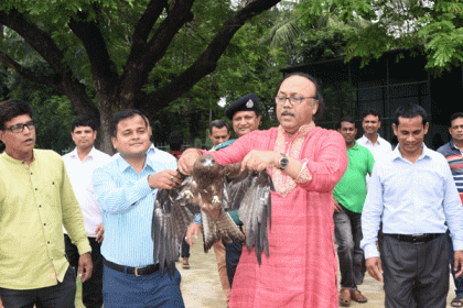 খাঁচা থেকে পাখি অবমুক্ত করলেন রাসিক মেয়র 