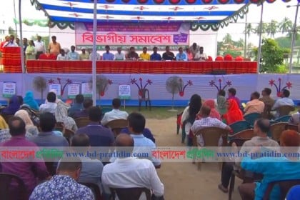 খুলনায় আন্দোলনে প্রাথমিকের শিক্ষকরা