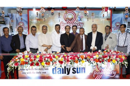 কেক কেটে ডেইলি সানের প্রতিষ্ঠাবার্ষিকীর সূচনা