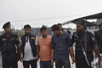 অনলাইন ক্যাসিনো পরিচালনার অভিযোগে আটক ৫
