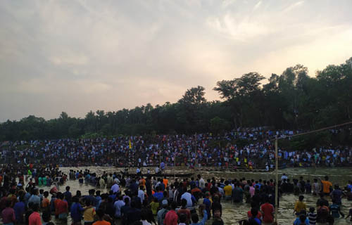 রামুতে ঐতিহ্যবাহী নৌকা বাইচ প্রতিযোগিতা
