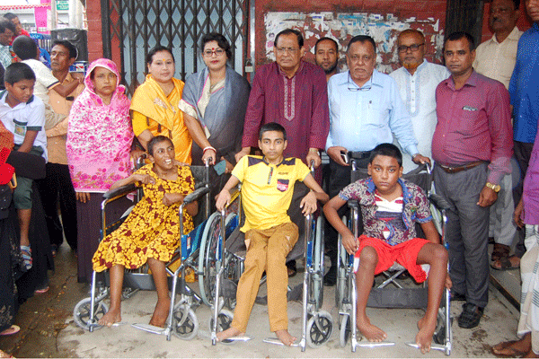 রূপগঞ্জে প্রতিবন্ধীদের মাঝে হুইল চেয়ার বিতরণ