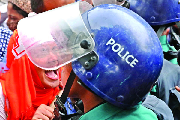 পুলিশের বাধায় পণ্ড প্রাথমিক শিক্ষকদের কর্মসূচি