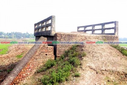 গুরুদাসপুরে কালভার্ট-সড়কের বেহাল