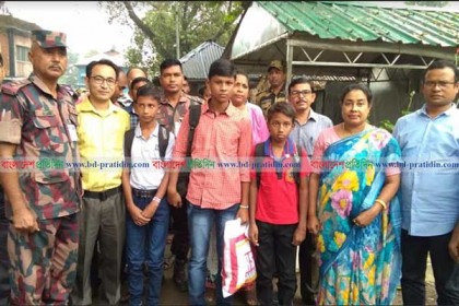 পশ্চিমবঙ্গে আটক চার বাংলাদেশি কিশোরকে সীমান্তে হস্তান্তর