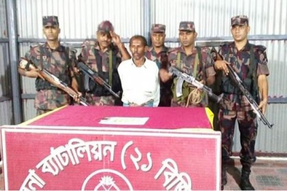 বেনাপোল সীমান্তে স্বর্ণসহ ভারতীয় নাগরিক আটক