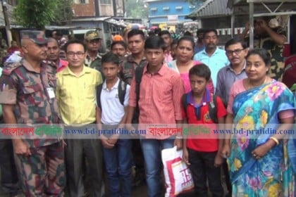 হিলি চেকপোস্ট দিয়ে দেশে ফিরল চার কিশোর