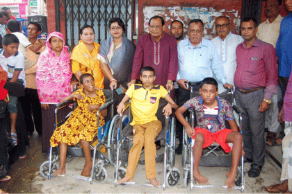 রূপগঞ্জে প্রতিবন্ধীদের মাঝে হুইল চেয়ার বিতরণ