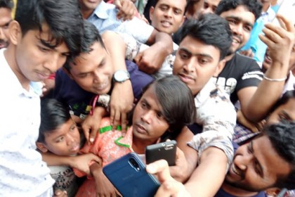 এফডিসি গেটে ভক্তদের কবলে হিরো আলম, উদ্ধার করল পুলিশ