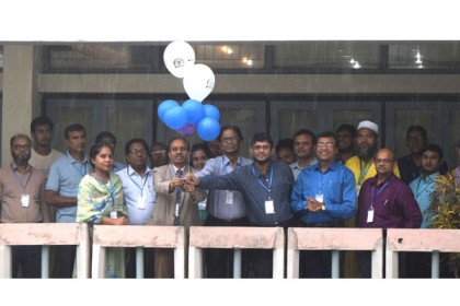 খুবিতে বেলুন উড়িয়ে গণিত অলিম্পিয়াডের উদ্বোধন