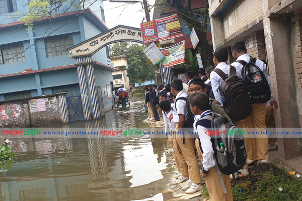 নাটোরে জলাবদ্ধতা সমস্যায় প্রায় দুই হাজার শিক্ষার্থী