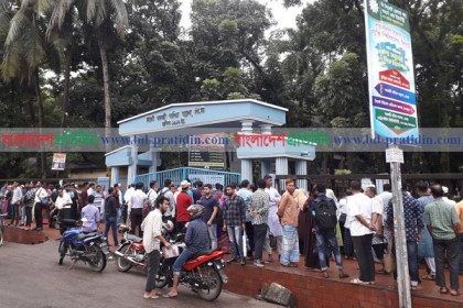 সিলেটে বৃষ্টি বিড়ম্বনায় অভিভাবকরা