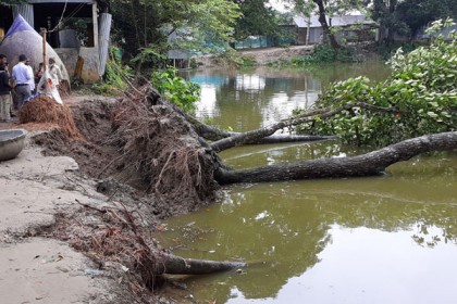 ফুলপুরে ভাঙনের মুখে গুচ্ছগ্রাম ও বয়স্ক শিক্ষা কেন্দ্র