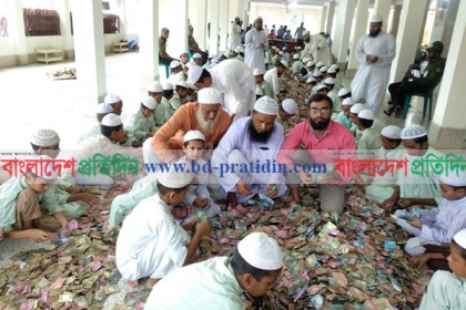 এবার পাগলা মসজিদের দানবাক্সে মিলল দেড় কোটি টাকা
