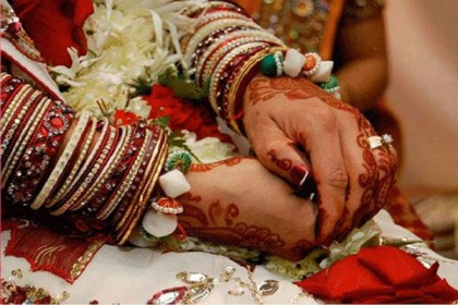 কনেকে নকল স্বর্ণ দিয়ে গণপিটুনি খেল বর ও ঘটক!