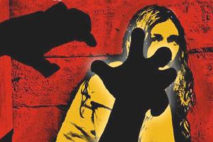 স্ত্রীর সহযোগিতায় কিশোরীকে ধর্ষণ করল স্বামী