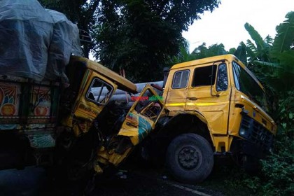 ট্রাক-ট্রলি সংঘর্ষের ৩ ঘণ্টা পর বরিশাল-ঢাকা মহাসড়কে যান চলাচল স্বাভাবিক
