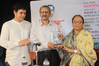 জীবনানন্দ পুরস্কার গ্রহণ করলেন জুয়েল মাজহার ও আবদুল মান্নান