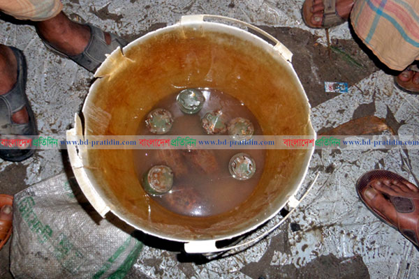 বগুড়ায় পাওয়া গেল ১৯৬৫ সালের ৬ স্থলমাইন ও ৩ গ্রেনেড