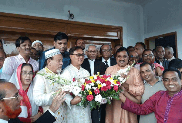 আলাউদ্দিন নাসিমের সঙ্গে ফেনী আওয়ামী লীগের নবনির্বাচিত নেতাদের শুভেচ্ছা বিনিময়