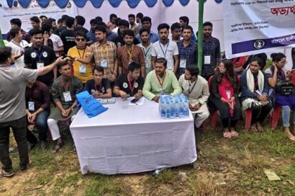 চবিতে ভর্তিচ্ছু শিক্ষার্থীদের পাশে ছাত্রলীগ