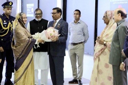 প্রধানমন্ত্রী দেশে ফিরেছেন 
